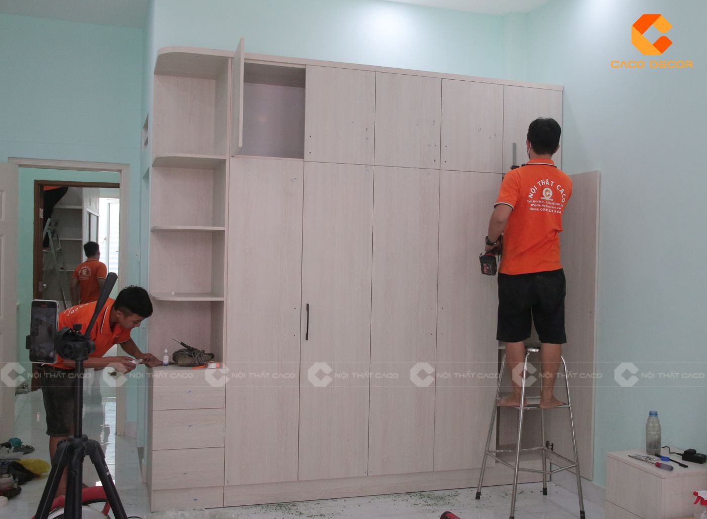 Đội ngũ thi công của Caco đang hoàn thiện công trình 